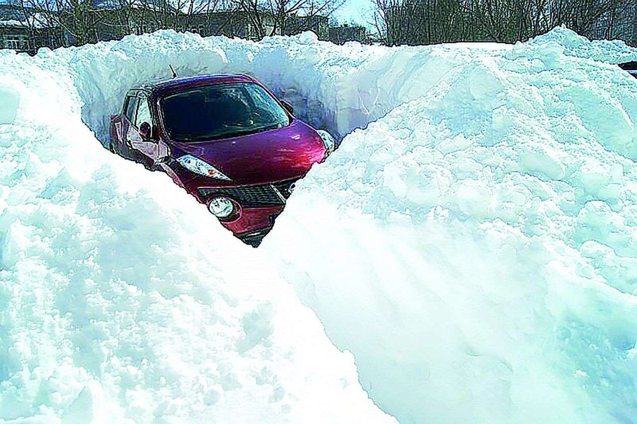 Село качки занесенное снегом оттаивает. Машина в сугробе. Снежные заносы. Машина под снегом. Машина завалена снегом.