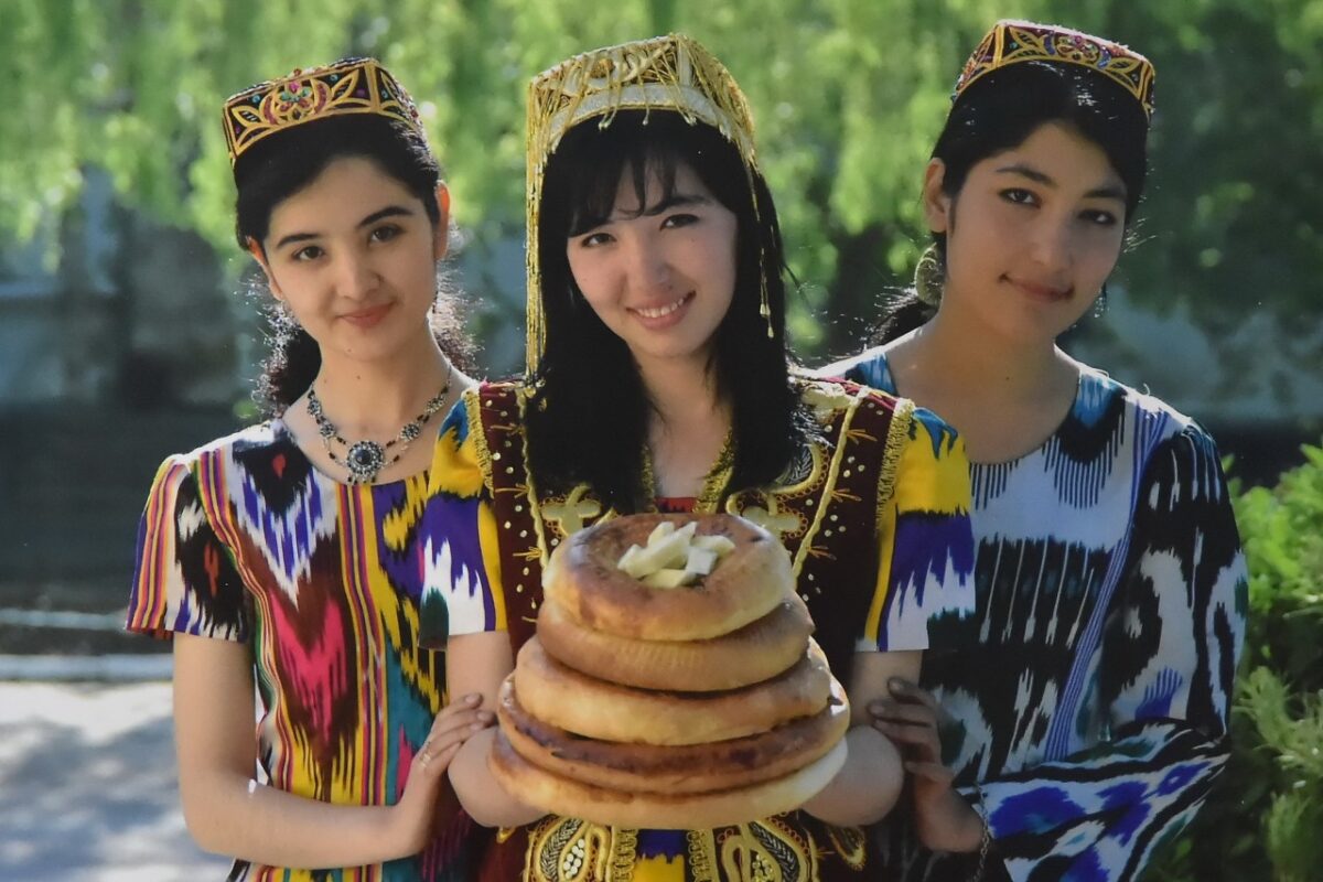 Узбечки ташкента. Уйгур миллати. Женщины средней Азии. Узбекские девочки. Узбекская девушка в национальном костюме.
